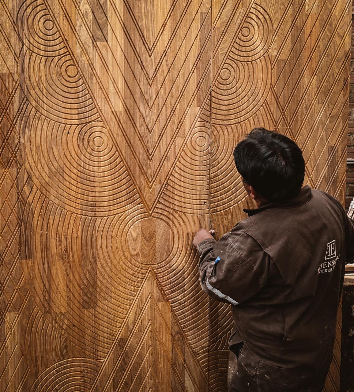 Artesano de Estenssoro trabajando un panel de madera