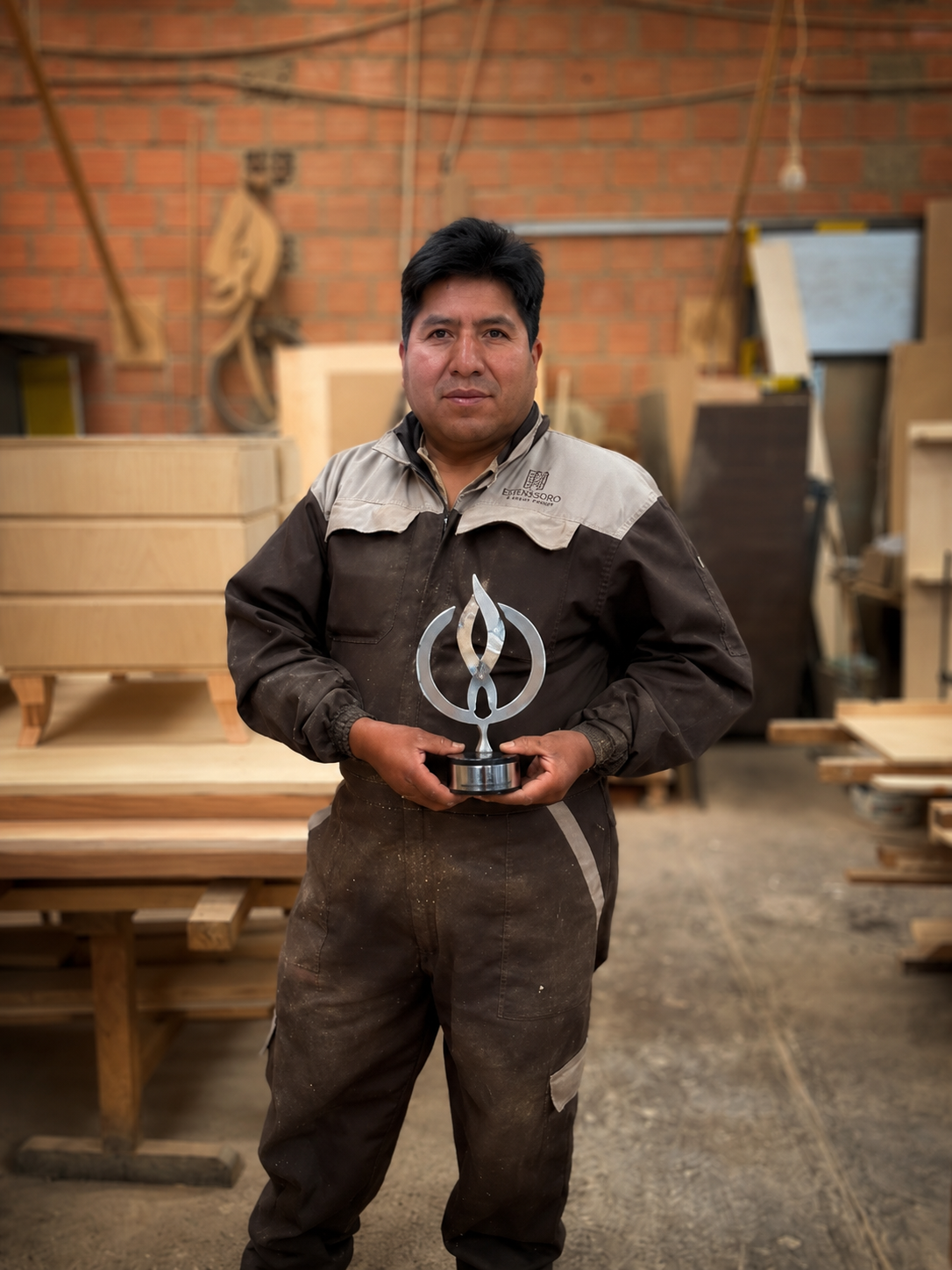 Integrante del taller de Estenssoro con el reconocimiento