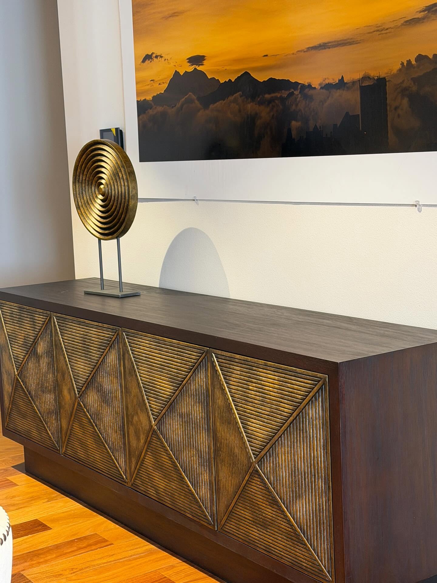 Aparador de madera con frente geométrico y detalle escultórico en Casa D.S.