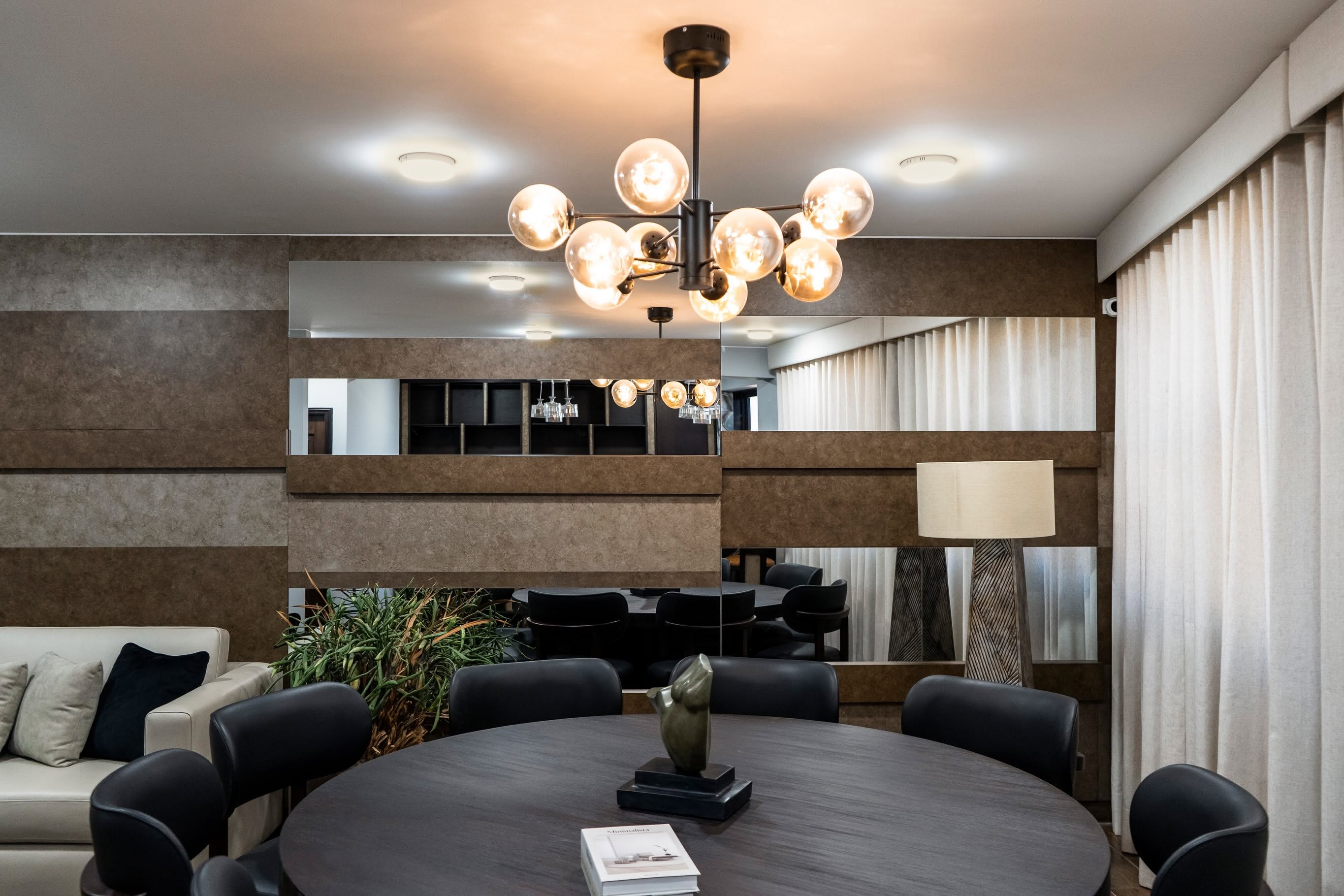 Casa A.A. — iluminación del comedor