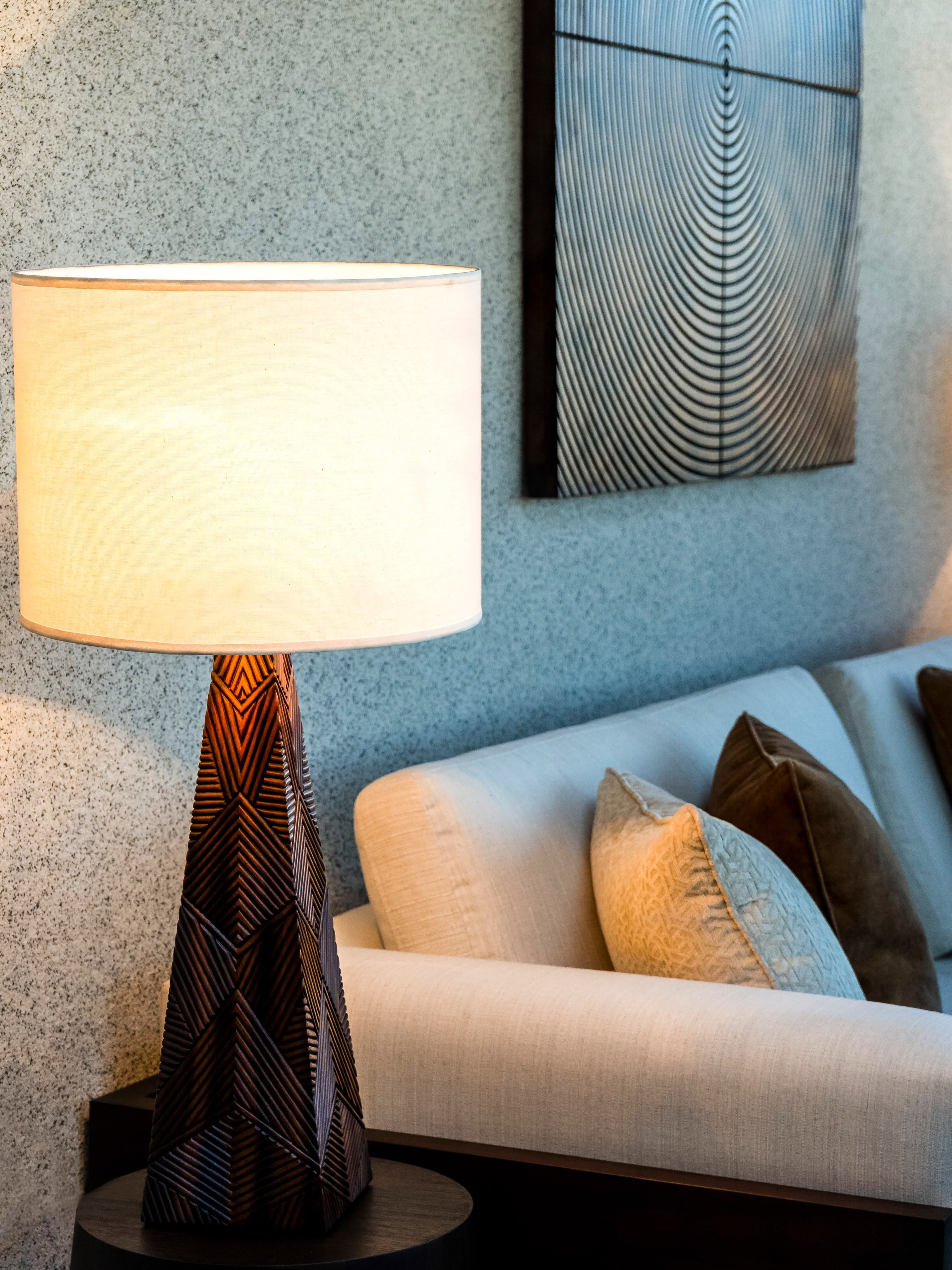 Lámpara escultórica y cuadro textural en Casa A.A.