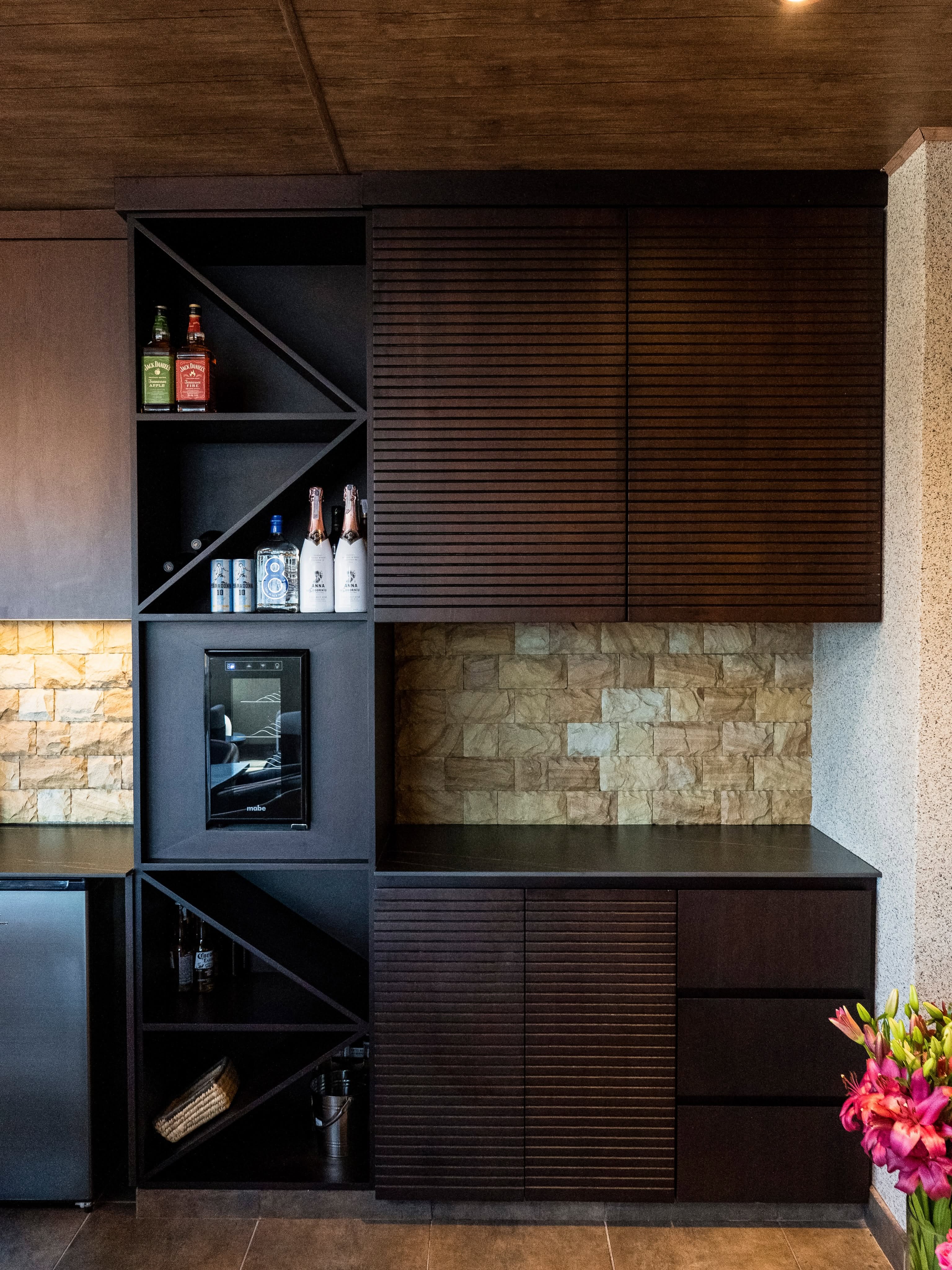 Casa A.A. — mueble de madera y arte