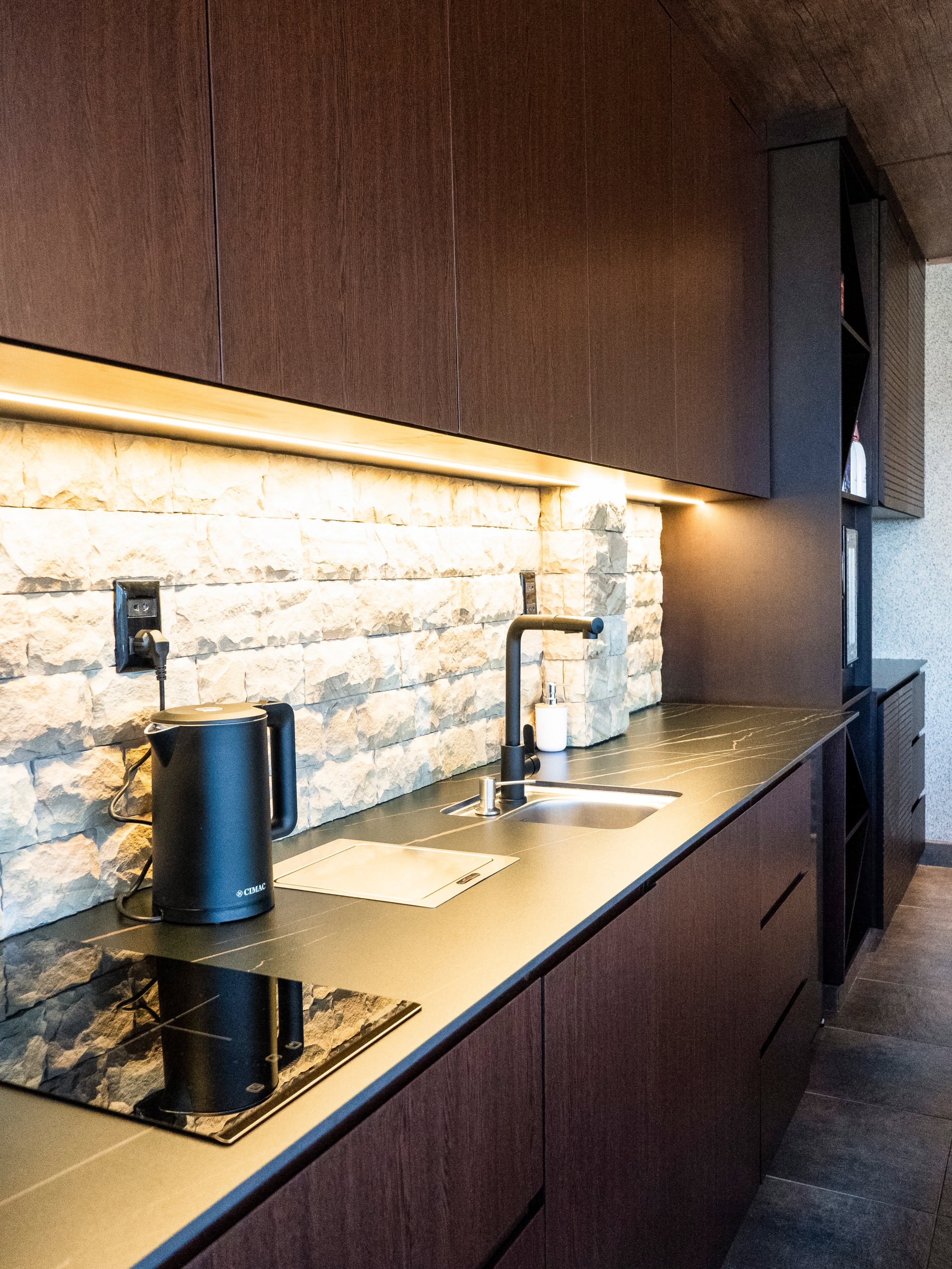 Casa A.A. — mueble a medida iluminado