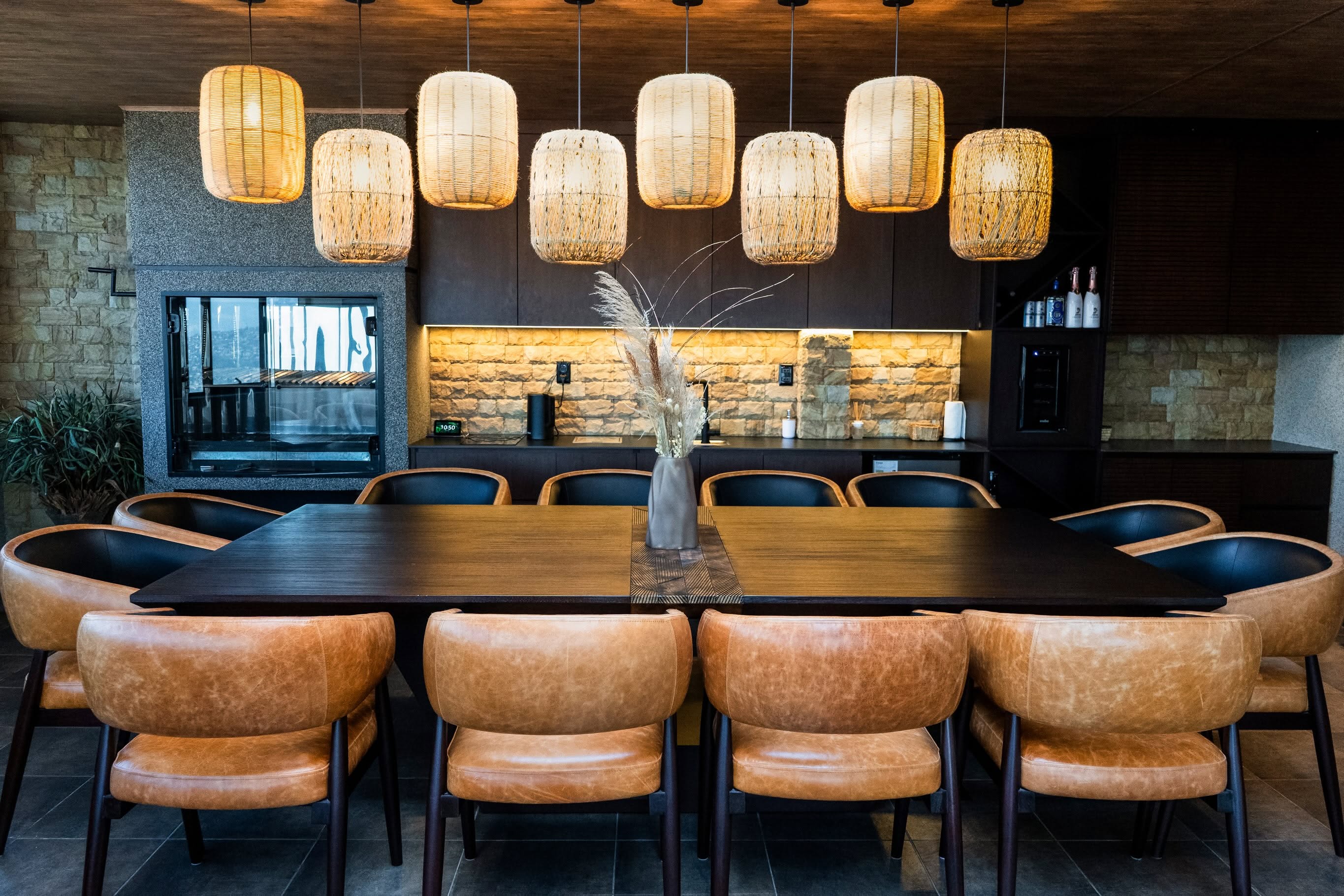 Comedor de Casa A.A. con composición de lámparas colgantes