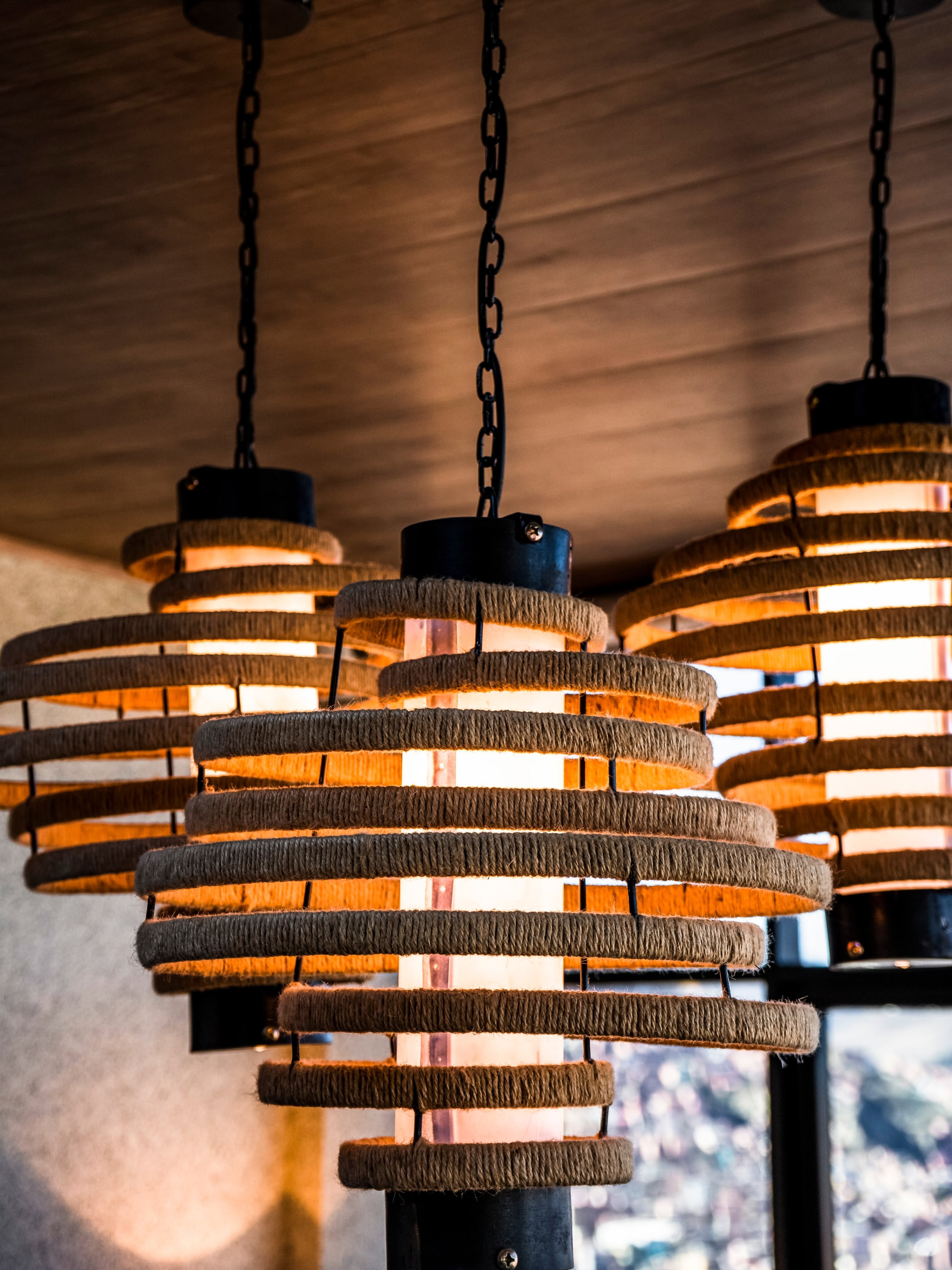 Casa A.A. — detalle de luminarias colgantes