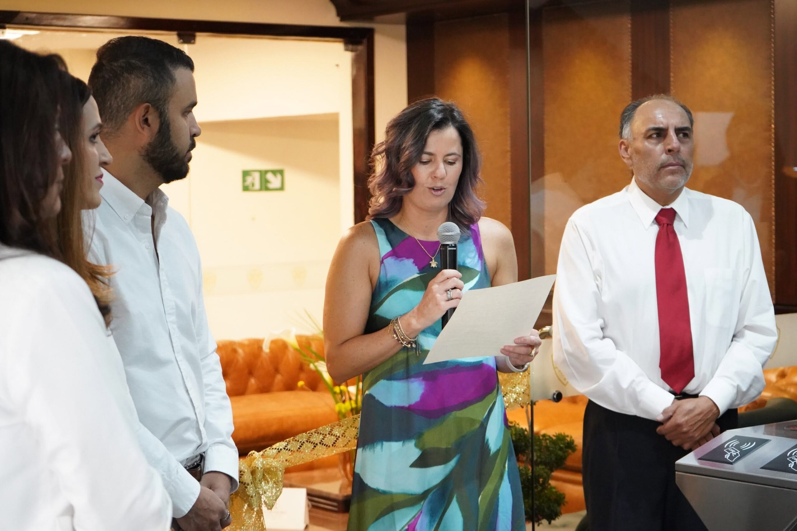 Acto de entrega del mobiliario al Club de Tenis La Paz con presencia de sus directivos