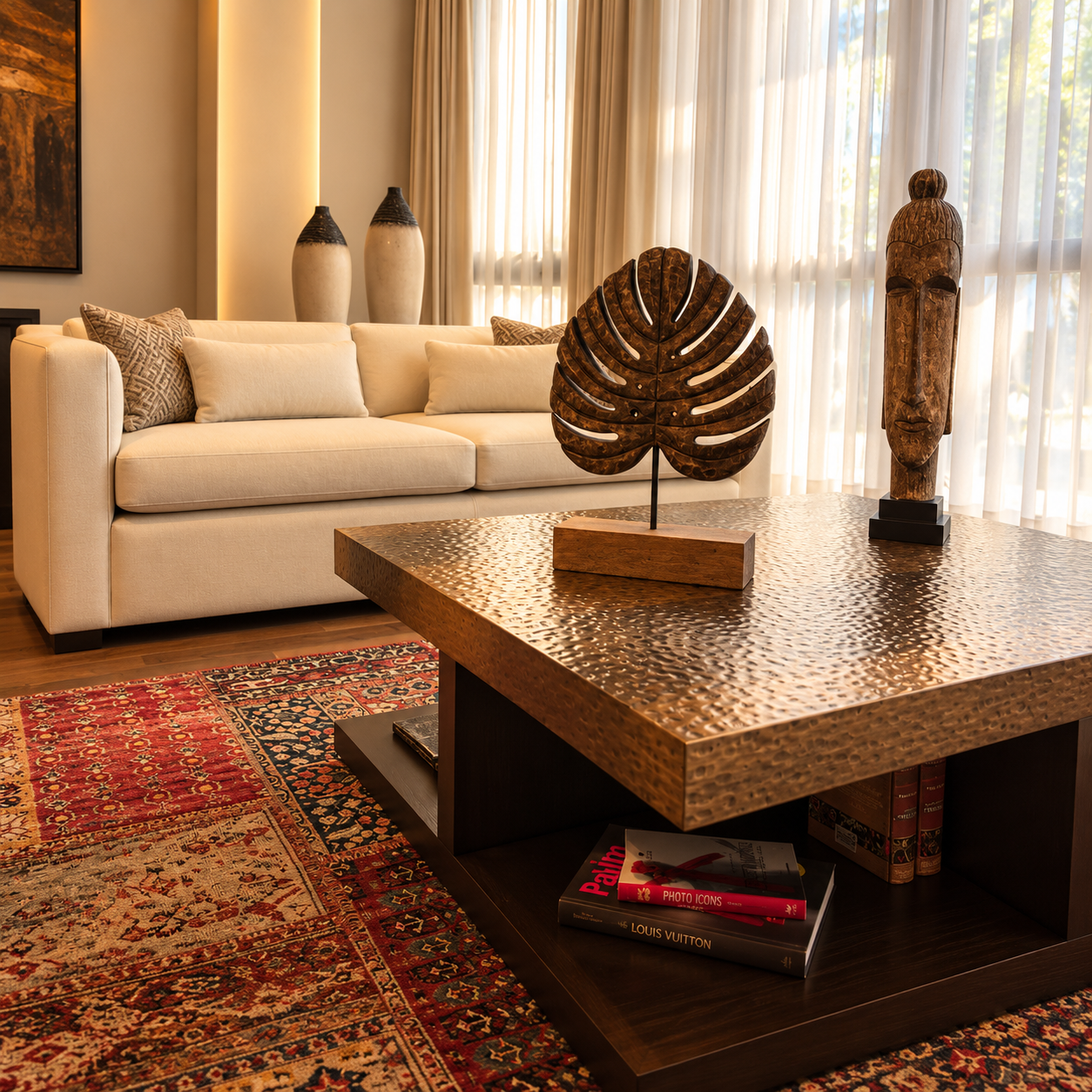 Casa C.R. en La Paz — detalle de mesa de centro y objetos artesanales