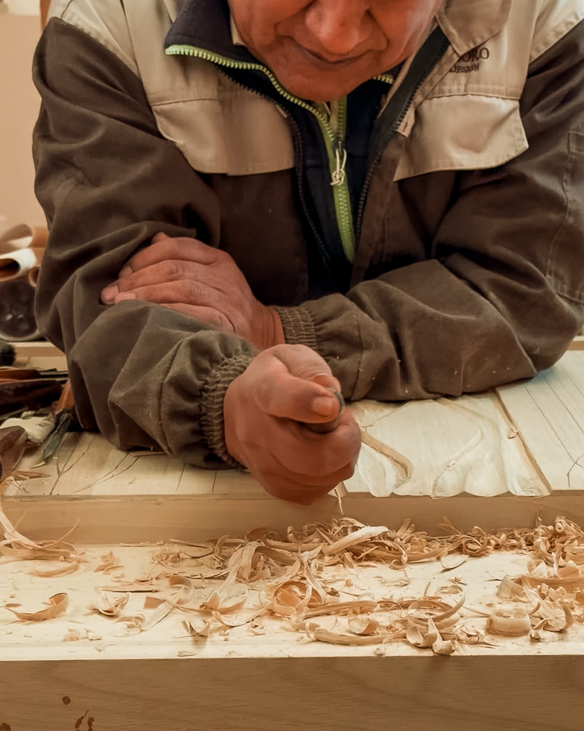 Artesano de Estenssoro tallando madera a mano